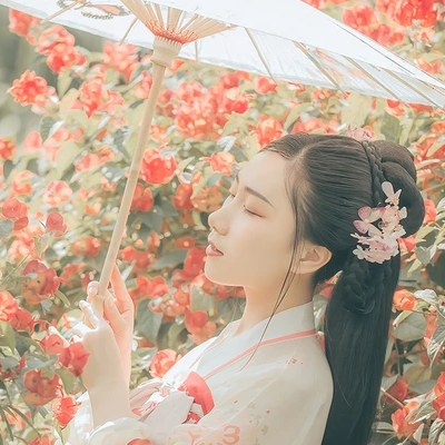 花開帶團扇女生頭像，唯美古風真人頭像