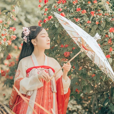 花開帶團扇女生頭像，唯美古風真人頭像