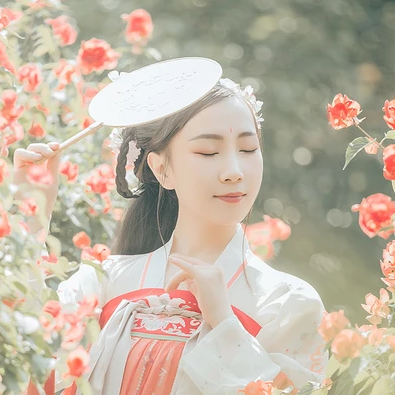 花開帶團扇女生頭像，唯美古風真人頭像