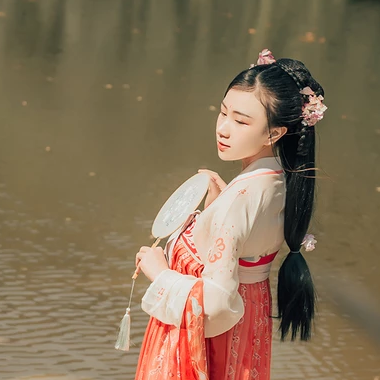 花開帶團扇女生頭像，唯美古風真人頭像