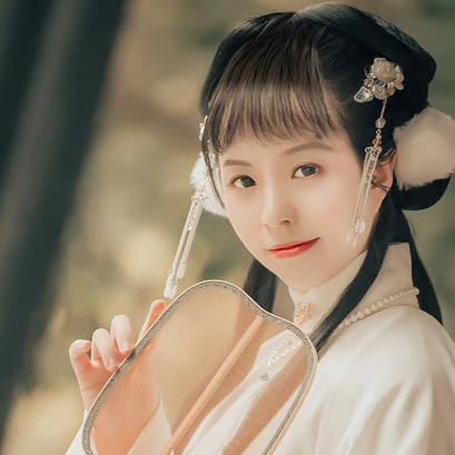 文藝復(fù)古帶團(tuán)扇女生頭像，唯美古風(fēng)真人頭像