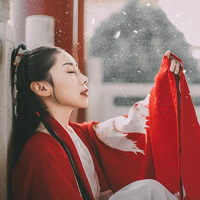 雪紛紛紅衣帶傘女生頭像，唯美古風(fēng)真人頭像