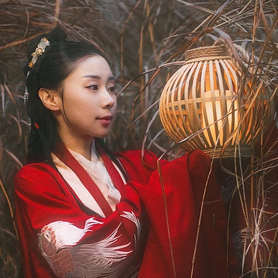 雪紛紛紅衣帶傘女生頭像，唯美古風(fēng)真人頭像