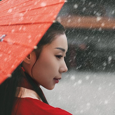 雪紛紛紅衣帶傘女生頭像，唯美古風(fēng)真人頭像