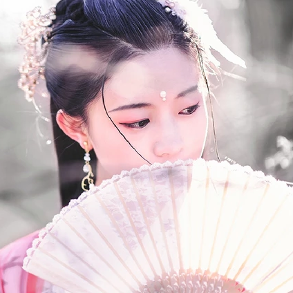 雪仙子紅衣帶折扇女生頭像，唯美古風(fēng)真人頭像