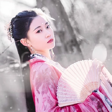 雪仙子紅衣帶折扇女生頭像，唯美古風(fēng)真人頭像