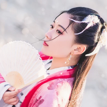 雪仙子紅衣帶折扇女生頭像，唯美古風(fēng)真人頭像