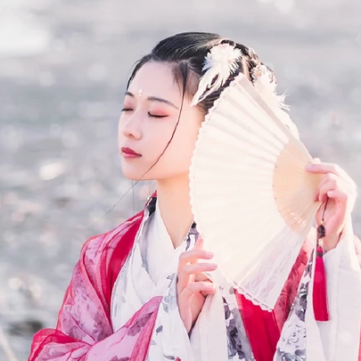 雪仙子紅衣帶折扇女生頭像，唯美古風(fēng)真人頭像