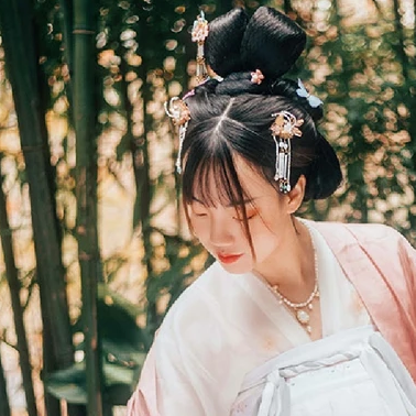 粉衣帶團(tuán)扇女生頭像，唯美古風(fēng)真人頭像