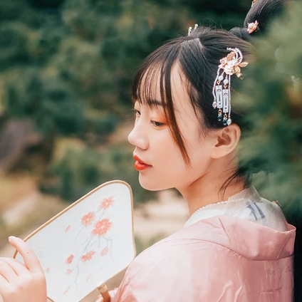 粉衣帶團(tuán)扇女生頭像，唯美古風(fēng)真人頭像