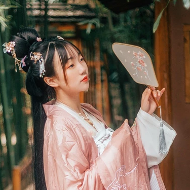 粉衣帶團(tuán)扇女生頭像，唯美古風(fēng)真人頭像