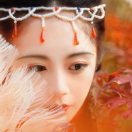 紅葉映霞女生頭像，唯美古風(fēng)真人頭像