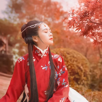 紅葉映霞女生頭像，唯美古風(fēng)真人頭像