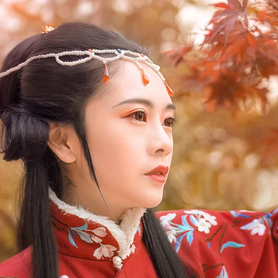 紅葉映霞女生頭像，唯美古風(fēng)真人頭像