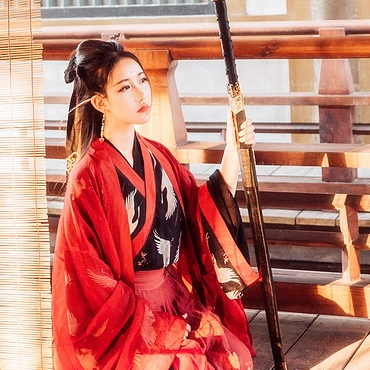 江湖帶兵器紅衣女生頭像，唯美古風(fēng)真人頭像