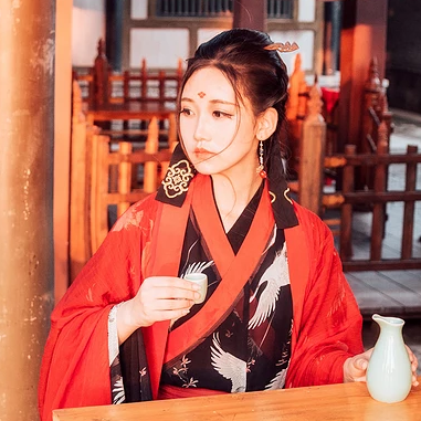 江湖帶兵器紅衣女生頭像，唯美古風(fēng)真人頭像