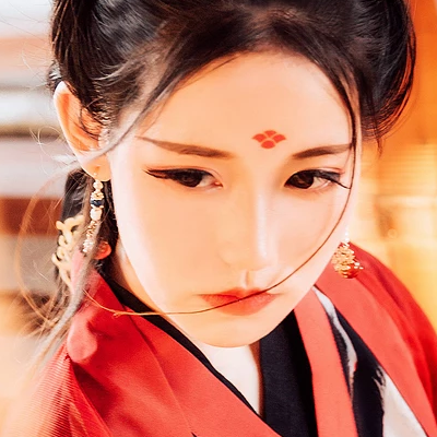 江湖帶兵器紅衣女生頭像，唯美古風(fēng)真人頭像