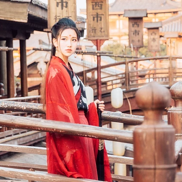 江湖帶兵器紅衣女生頭像，唯美古風(fēng)真人頭像