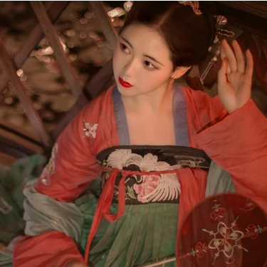 紅紗帶團(tuán)扇女生頭像，唯美古風(fēng)真人頭像