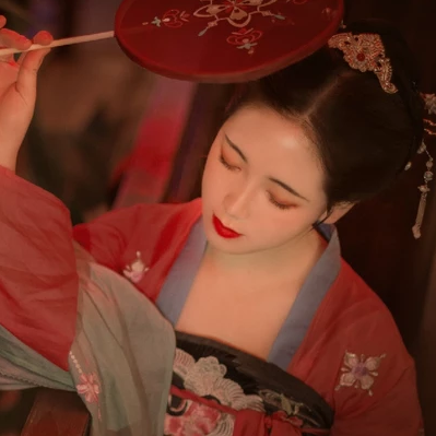 紅紗帶團(tuán)扇女生頭像，唯美古風(fēng)真人頭像