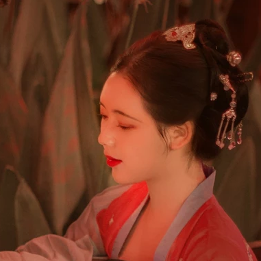 紅紗帶團(tuán)扇女生頭像，唯美古風(fēng)真人頭像