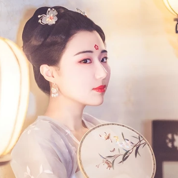 燈下帶團扇女生頭像，唯美古風(fēng)真人頭像