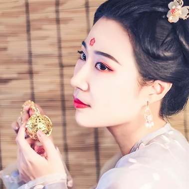 燈下帶團扇女生頭像，唯美古風(fēng)真人頭像