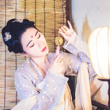 燈下帶團扇女生頭像，唯美古風(fēng)真人頭像