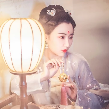 燈下帶團扇女生頭像，唯美古風(fēng)真人頭像