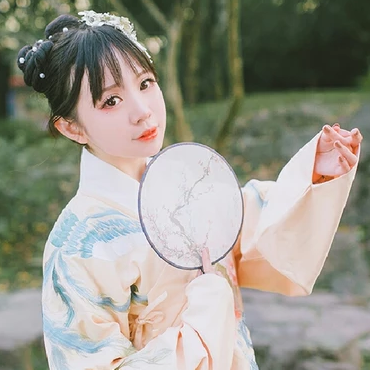 清新可愛帶團扇女生頭像，唯美古風真人頭像