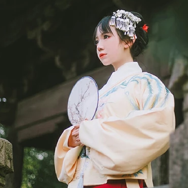 清新可愛帶團扇女生頭像，唯美古風真人頭像