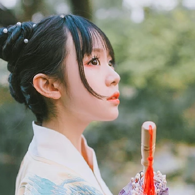 清新可愛帶團扇女生頭像，唯美古風真人頭像