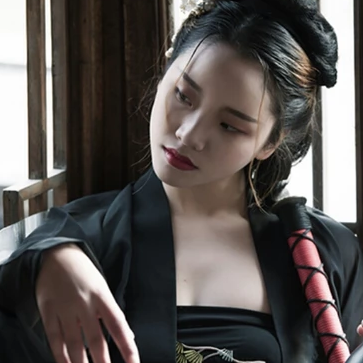 霸氣喝酒帶兵器女生頭像，唯美古風(fēng)真人頭像