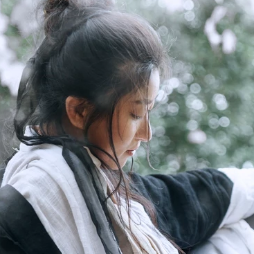 雪地霸氣喝酒女生頭像，唯美古風真人頭像