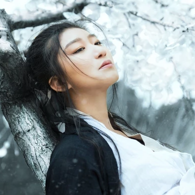 雪地霸氣喝酒女生頭像，唯美古風真人頭像