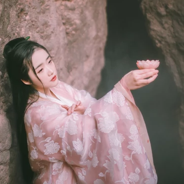 粉衣蓮燈女生頭像，唯美古風(fēng)真人頭像
