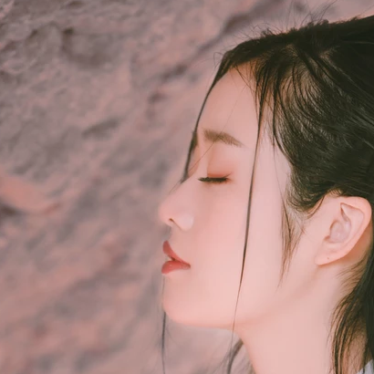 粉衣蓮燈女生頭像，唯美古風(fēng)真人頭像