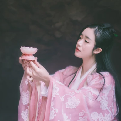粉衣蓮燈女生頭像，唯美古風(fēng)真人頭像