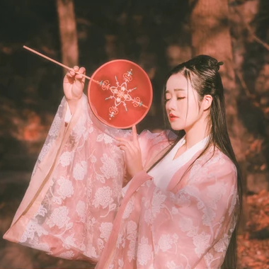 粉衣蓮燈女生頭像，唯美古風(fēng)真人頭像