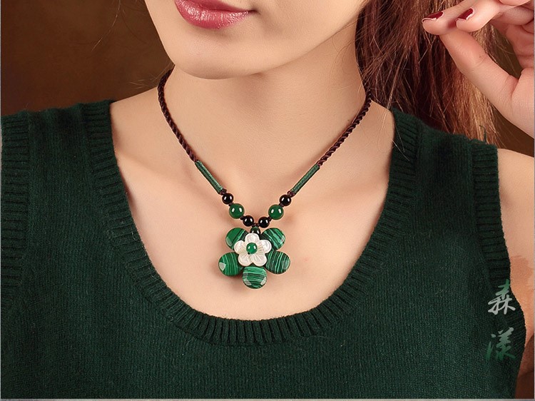 綠色石頭吊墜貝殼花鎖骨鏈項(xiàng)鏈?zhǔn)罪? src="/yuedu/d/file/bigpic/190404/04/13-1P111111335.jpg" / data-kl2h="UQvBAf"><br / data-gj5h="L7UkiE">
	<img alt=