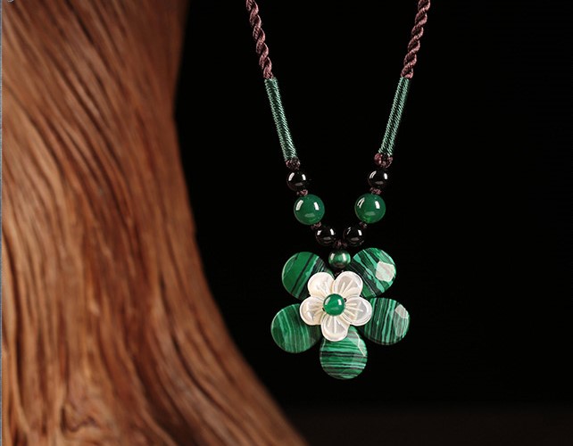 綠色石頭吊墜貝殼花鎖骨鏈項(xiàng)鏈?zhǔn)罪? src="/yuedu/d/file/bigpic/190404/04/13-1P111111335-50.jpg" / data-JGBg="3sftZ0"><br / data-dqRB="yv5Rfw">
	<img alt=