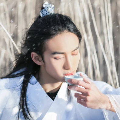 雪飄帶折扇白衣男生頭像，唯美古風(fēng)真人頭像