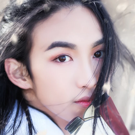 雪飄帶折扇白衣男生頭像，唯美古風(fēng)真人頭像