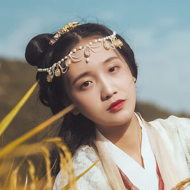 稻田飄香帶傘女生頭像，唯美古風真人頭像