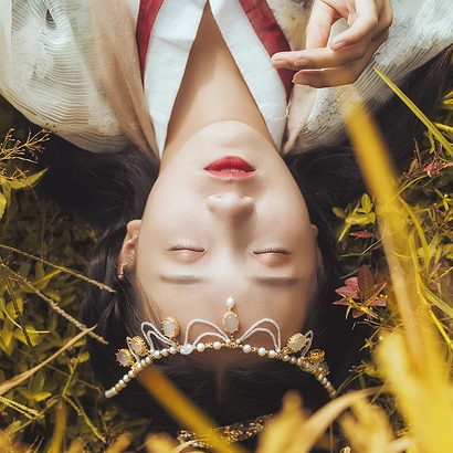 稻田飄香帶傘女生頭像，唯美古風真人頭像