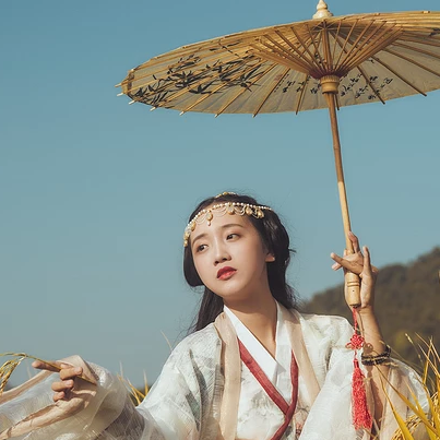 稻田飄香帶傘女生頭像，唯美古風真人頭像