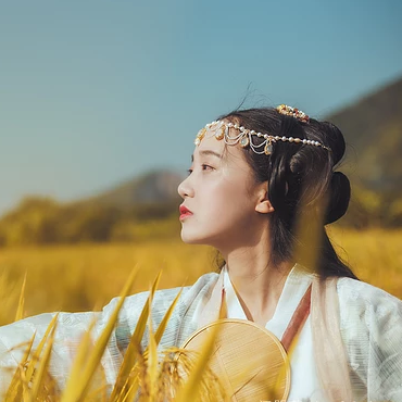 稻田飄香帶傘女生頭像，唯美古風真人頭像