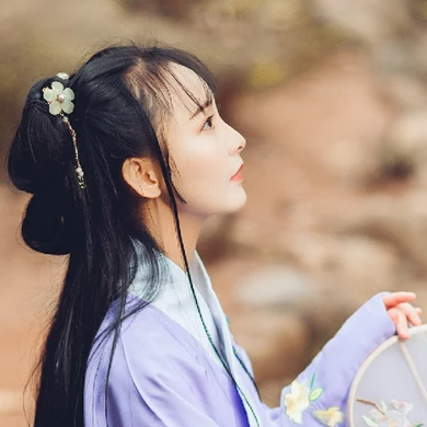 高貴優(yōu)雅紫衣帶團(tuán)扇女生頭像，唯美古風(fēng)真人頭