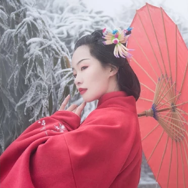 梅花雪紅衣女生頭像，唯美古風真人頭像