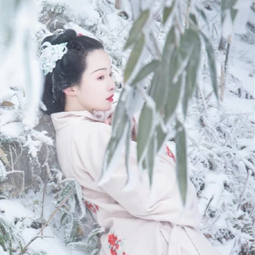 梅花雪紅衣女生頭像，唯美古風真人頭像
